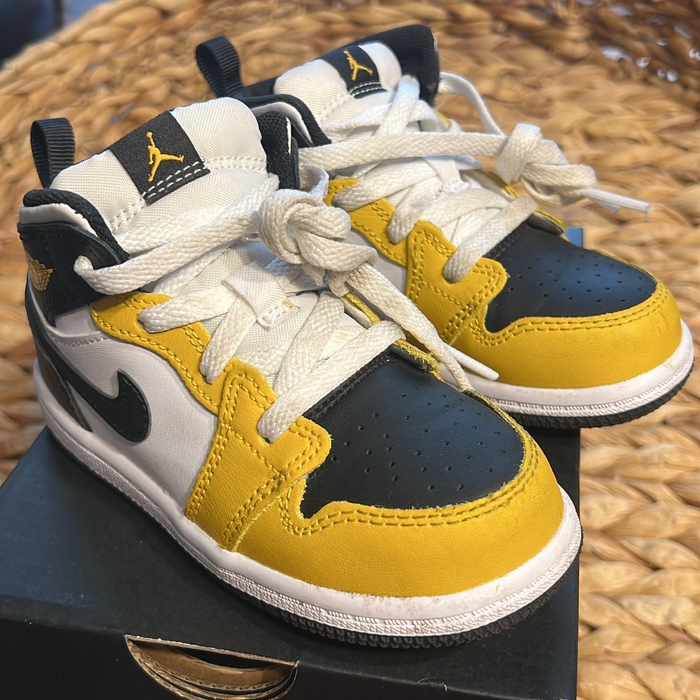 Jordan 1 Mid Yellow White Black 8C